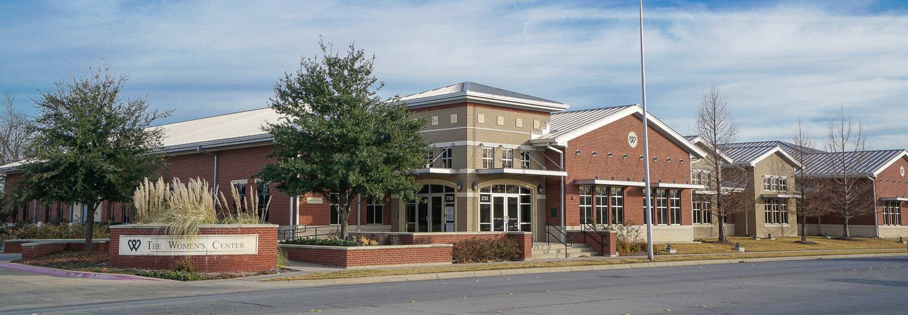 Exterior shot of The Women's Center facilities in Fort Worth, Texas.